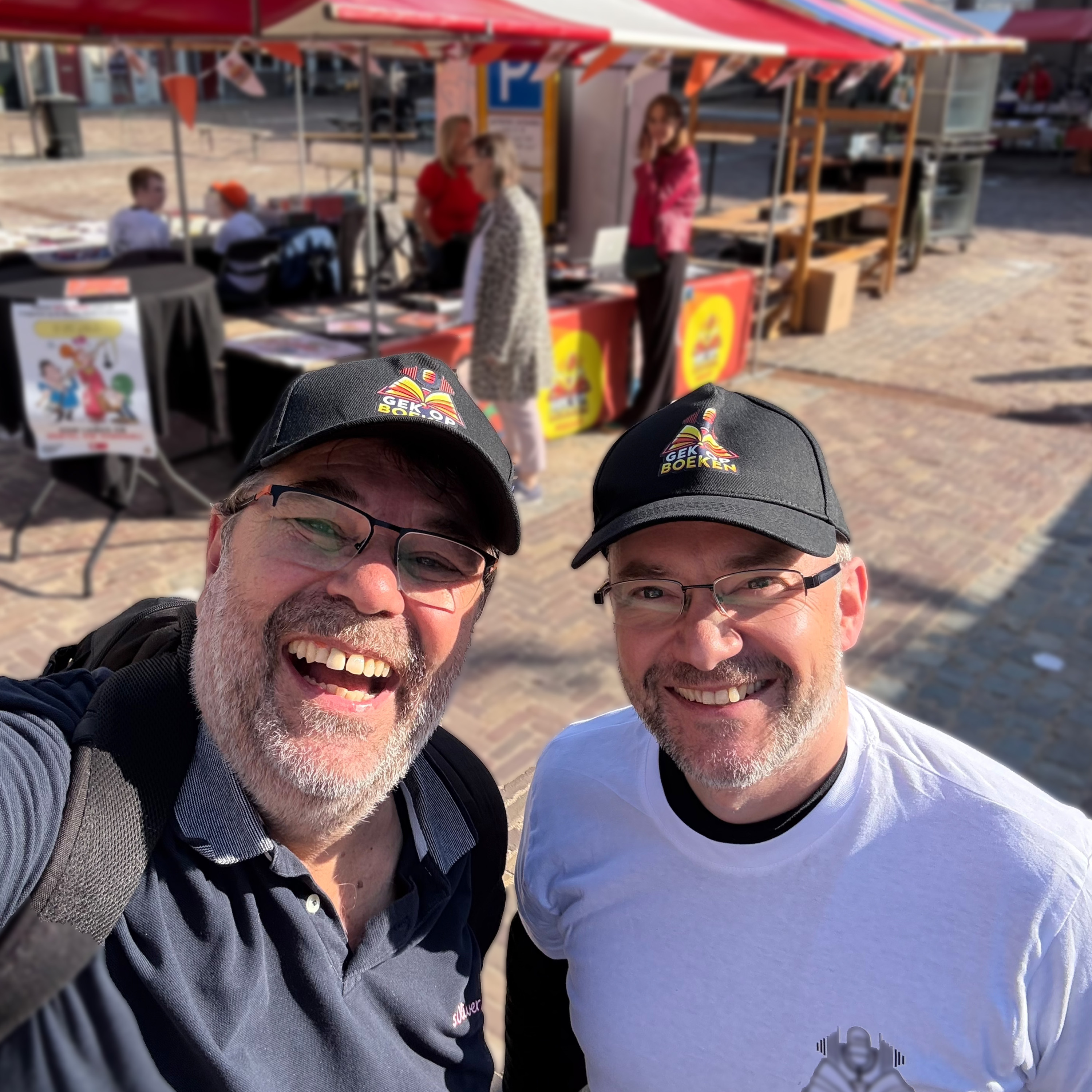 36. Boekenmarkt special - Seb & JW sluiten het boek.